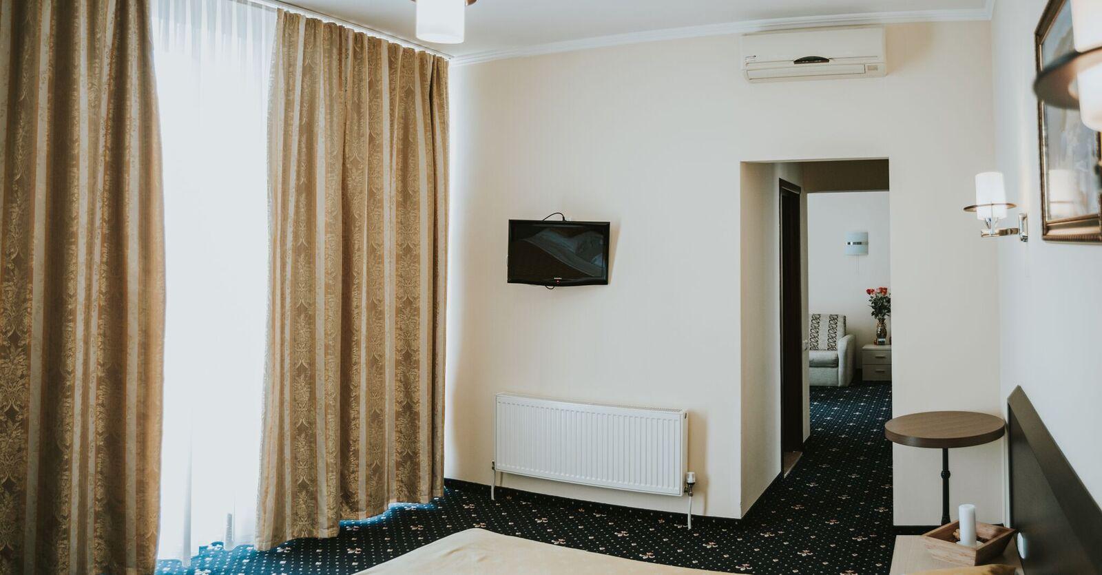 Manhattan Hotel & Restaurant Chisinau Exterior photo