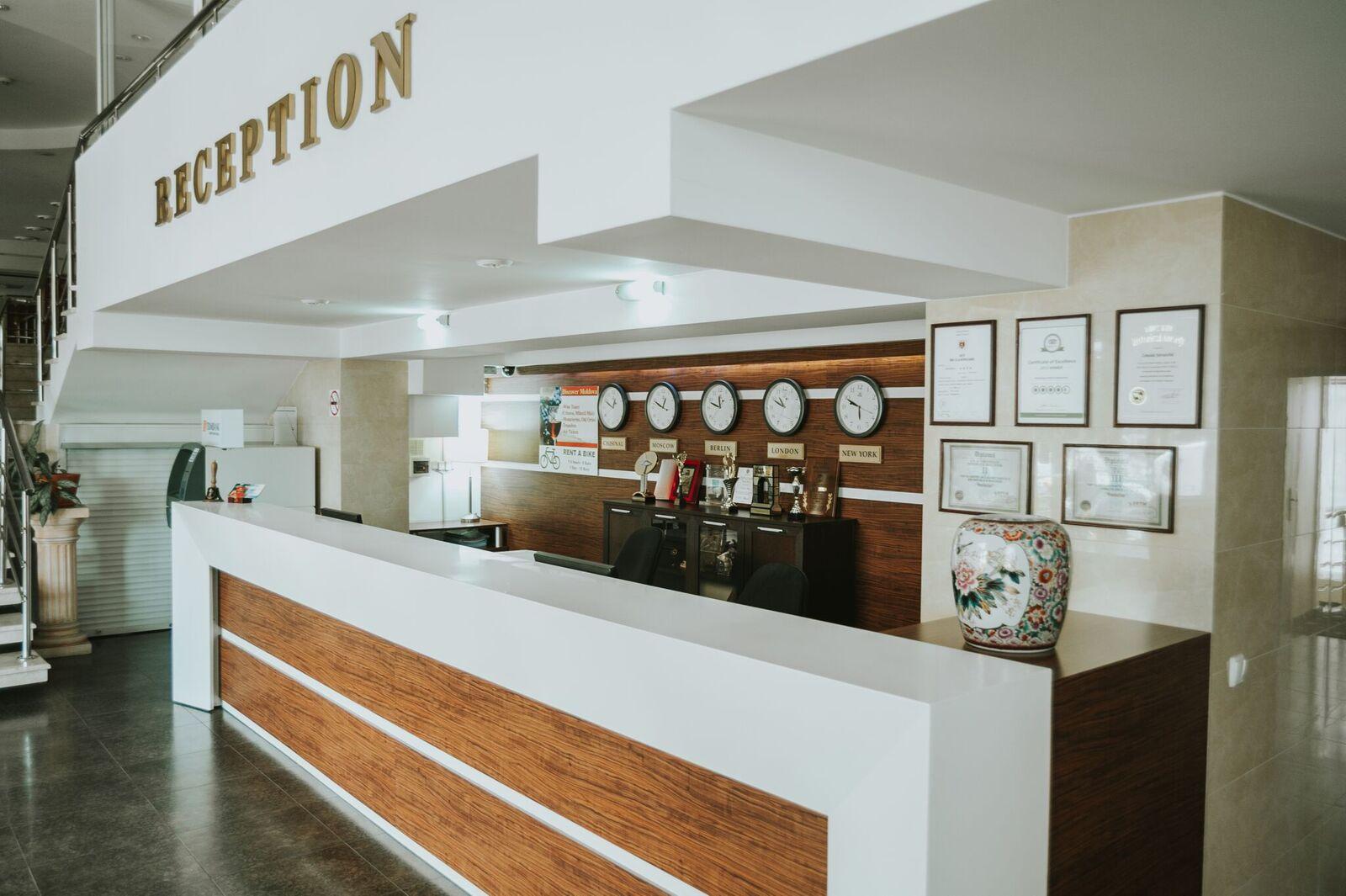Manhattan Hotel & Restaurant Chisinau Exterior photo