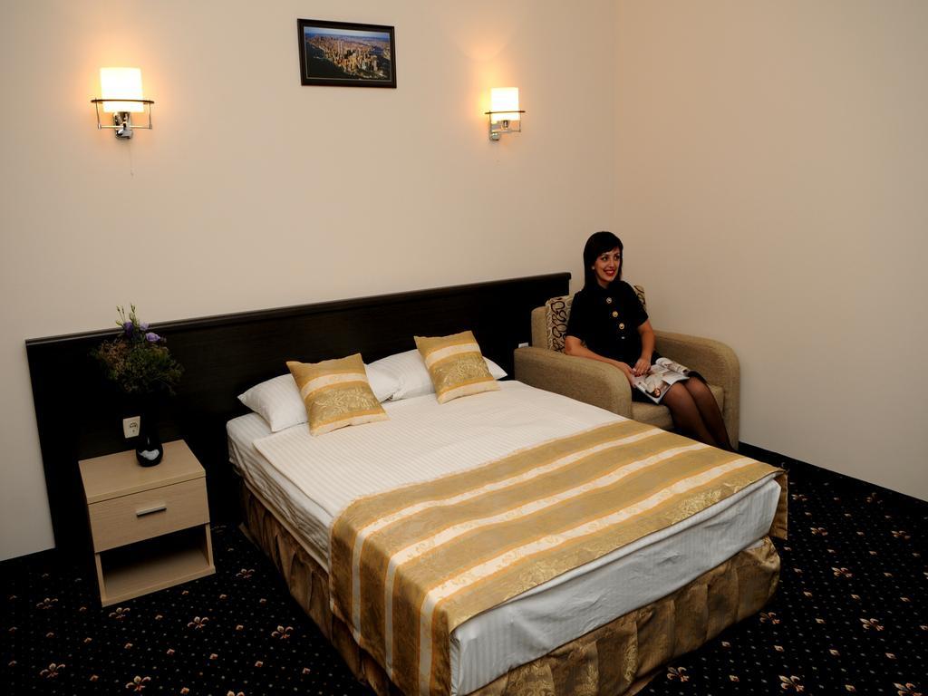 Manhattan Hotel & Restaurant Chisinau Exterior photo