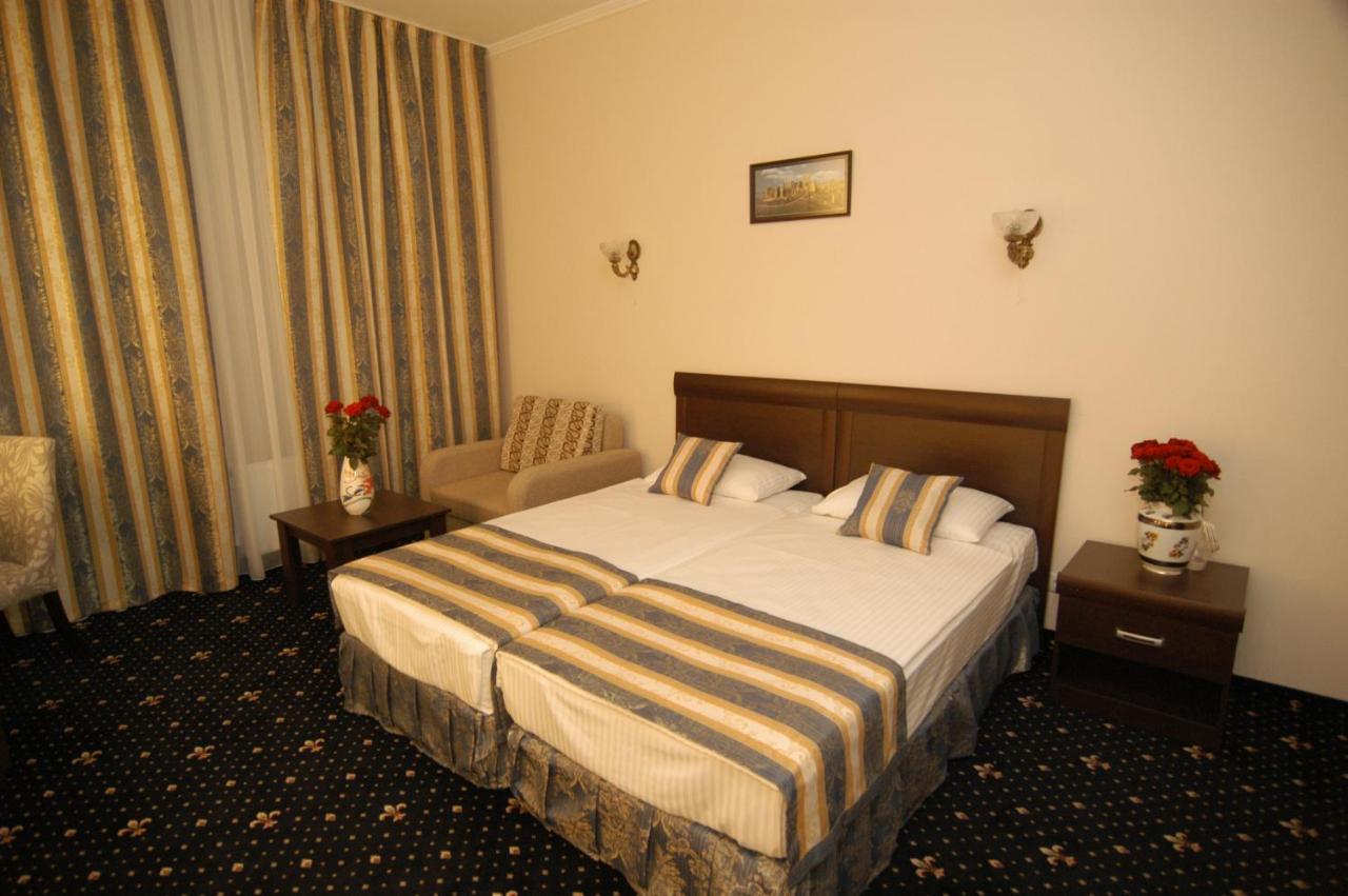 Manhattan Hotel & Restaurant Chisinau Exterior photo