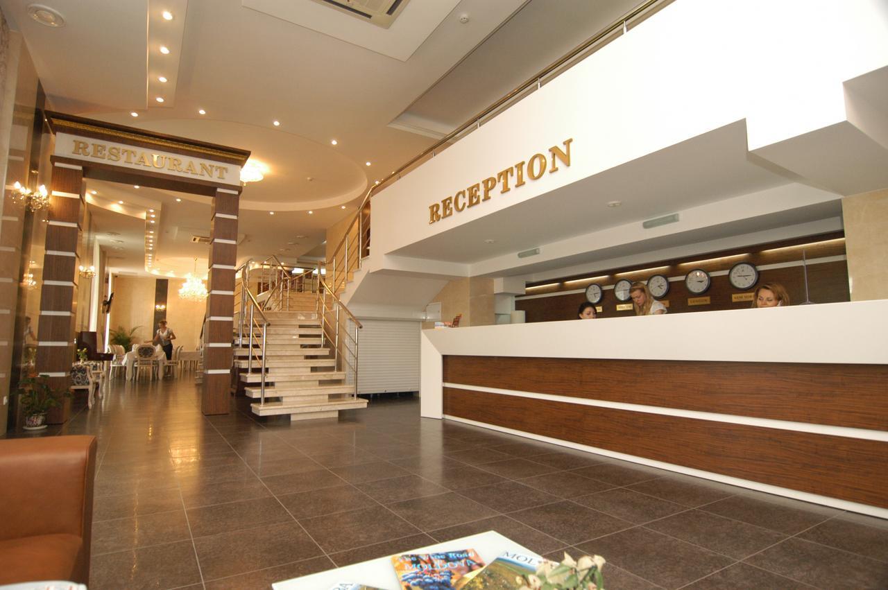 Manhattan Hotel & Restaurant Chisinau Exterior photo